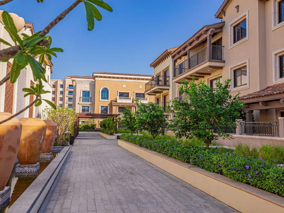 Spacious 2 BR Apartment in Qamar 11 for Sale, photo 6